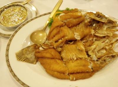 ปลากระพงทอดน้ำปลา ที่ ร้านอาหาร เมธาวลัย ศรแดง