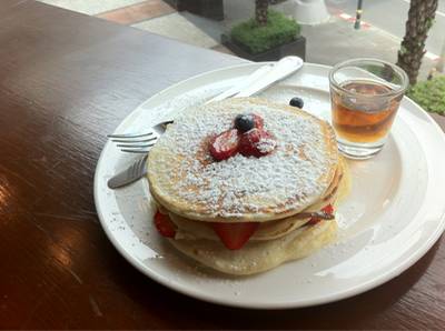 แพนเค้กสตรอเบอรี่ค่ะ เนื้อแพนเค้กหนานุ่มอร่อยค่ะ มาสามแผ่นใหญ่เลยค่ะ อิ่มจุกมาก ที่ ร้านอาหาร Chu