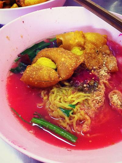 บะหมี่เย็นตาโฟต้มยำค่ะ อร่อยมากก ปรุงมาพอดีแล้วค่ะ ไม่ปรุงเพิ่มเลยก็อร่อยแล้วค่ะ ที่ ร้านอาหาร เย็นตาโฟศรีพิงค์ สวนดอก