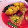 บะหมี่เย็นตาโฟต้มยำค่ะ อร่อยมากก ปรุงมาพอดีแล้วค่ะ ไม่ปรุงเพิ่มเลยก็อร่อยแล้วค่ะ ที่ ร้านอาหาร เย็นตาโฟศรีพิงค์ สวนดอก