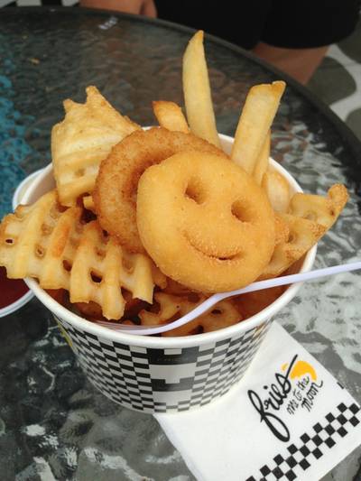 น่ารักมั้ยค่ะ Smile ที่ ร้านอาหาร Fries me to the moon
