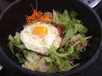 ข้าวยำเกาหลี แบบไข่ดาว ปกติจะเป็นไข่ที่ไม่สุกมาแบบตอกเสร็จก็เสิร์ฟเลย  ที่ ร้านอาหาร Salang พญาไท