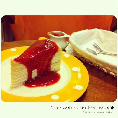 เครปเค้กเนื้อหยาบและแข็งไปนิด แต่ความหวานโอเคแล้วค่ะ บรรยากาศสบายๆ มีเค้กเยอะเลย ที่ ร้านอาหาร Desserie Sweet Café Terminal 21 เครปเค้กเนื้อหยาบและแข็งไปนิด แต่ความหวานโอเคแล้วค่ะ บรรยากาศสบายๆ มีเค้กเยอะเลย ที่ ร้านอาหาร Desserie Sweet Café Terminal 21
