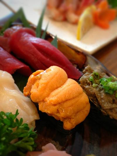 ซูชิไข่หอยเม่นครับ สดได้ใจ ให้เต็มคำ  ที่ ร้านอาหาร Tororo Sushi