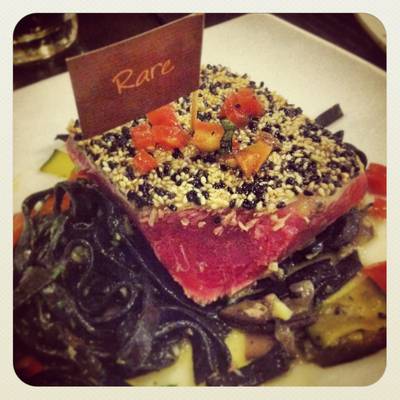 Tuna Steak Rare ที่ ร้านอาหาร Wine Connection Deli & Bistro K-Village