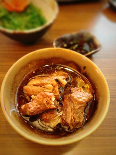 หัวปลาซัลมอนต้ม คีบเนื้อทานก็อร่อย เคี้ยวกระดูกก็มัน อร่อยครับ ที่ ร้านอาหาร Tororo Sushi