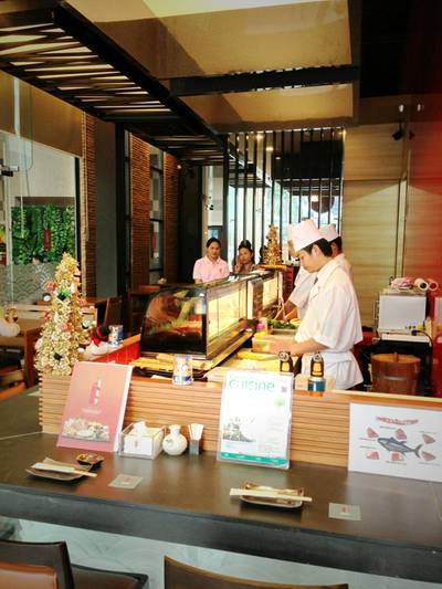 ในร้านครับ (พนักงานแอบเล่นกล้องด้วย ^_^) ที่ ร้านอาหาร Tororo Sushi