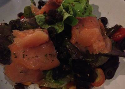 ไปสองคน จัดมาสามอย่าง เริ่มด้วยสลัดแซลมอน ที่ ร้านอาหาร The Attitude Wine bistro & Bar