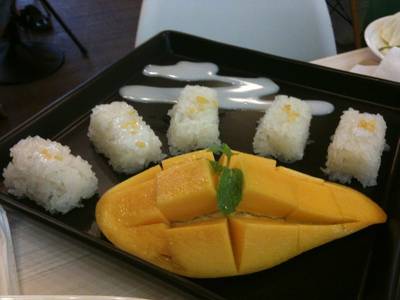 ข้าวเหนียวมะม่วง น่ากินมากๆ ที่ ร้านอาหาร ส้มตำดอกรัก The Circle