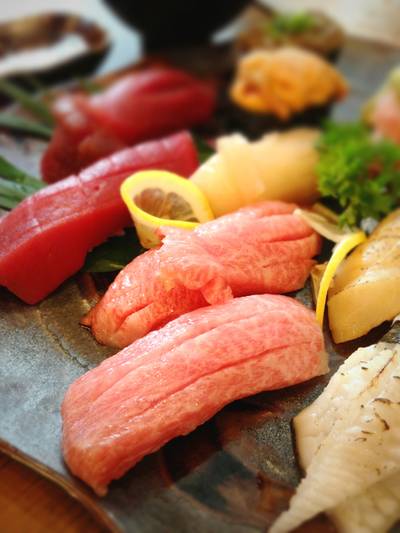 Otoro Sushi สั่งเป็นคู่ถูกกว่าครับ ที่ ร้านอาหาร Tororo Sushi