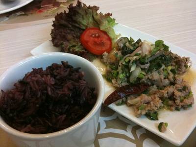 ลาบหมู (มั๊ง) ที่ ร้านอาหาร ส้มตำดอกรัก The Circle