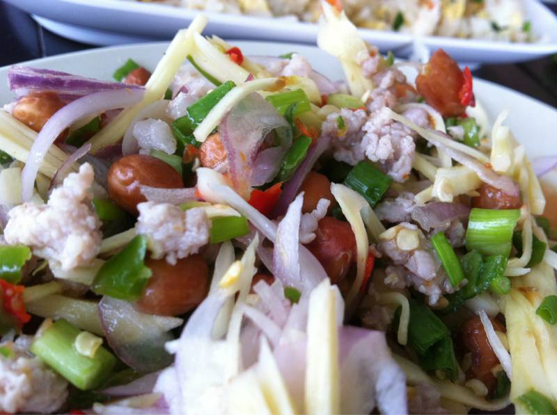 ยำขมิ้นขาว ที่ ร้านอาหาร แมกไม้ชายเลน