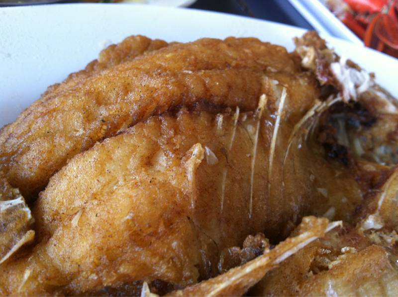 ปลากระพงราดน้ำปลา ที่ ร้านอาหาร แมกไม้ชายเลน