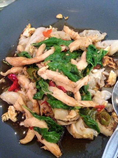 เส้นใหญ่ผัดไข่ราดไก่กะเพรา ที่ ร้านอาหาร คุณชาย เส้นใหญ่ผัดไข่ราดไก่กะเพรา ที่ ร้านอาหาร คุณชาย