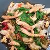 เส้นใหญ่ผัดไข่ราดไก่กะเพรา ที่ ร้านอาหาร คุณชาย