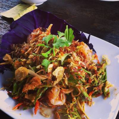 ยำสามสี ที่ ร้านอาหาร บ้านระเบียงน้ำ