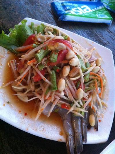 ส้มตำกุ้งสด ที่ ร้านอาหาร บ้านระเบียงน้ำ