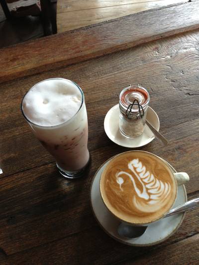 Cocoa + Hot Latte ที่ ร้านอาหาร Aka Ama Coffee