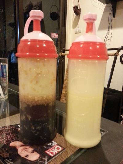 ซอสที่ทางร้านทำเอง มี2ขวด แยกไว้ให้เลือกใส่เอง ที่ ร้านอาหาร My Home ซอสที่ทางร้านทำเอง มี2ขวด แยกไว้ให้เลือกใส่เอง ที่ ร้านอาหาร My Home