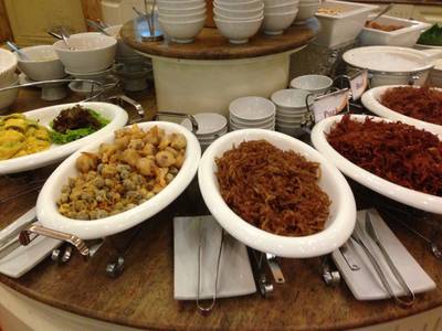 เครื่องข้าวแช่ ที่ ร้านอาหาร The Tawana Bangkok