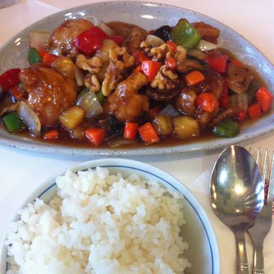 ไก่เปรี้ยวหวานเสิร์ฟพร้อมข้าว ที่ ร้านอาหาร Dotonbori The Circle