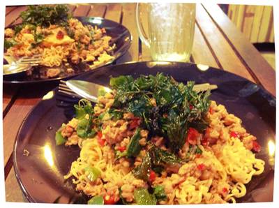 มาม่ากะเพราระเบิดของจริง ที่ ร้านอาหาร กระเพราไข่ระเบิด
