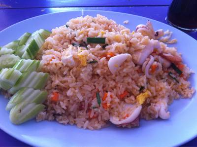 ข้าวผัดกุ้งปลาหมึก ที่ ร้านอาหาร โรจน์ ซีฟู้ด