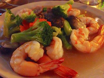 บร็อคโคลี่กุ้งสด 300฿     ที่ ร้านอาหาร ชาวฟ้าทะเลคราม
