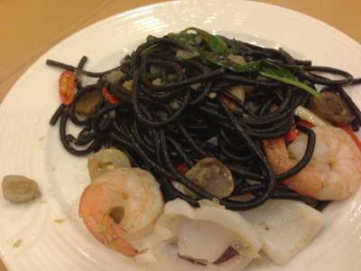 สปาเก็ตตี้เส้นดำผัดซอสขี้เมาทะเล ที่ ร้านอาหาร The Tawana Bangkok