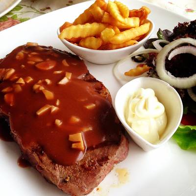 สเต๊กชิ้นโต เนื้อนุ่มราดด้วยซอสเห็ดแสนอร่อย ที่ ร้านอาหาร Ley Cafe' Coffee and Restaurant Pranburi