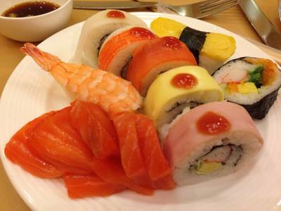 ซูชิ ที่ ร้านอาหาร The Tawana Bangkok