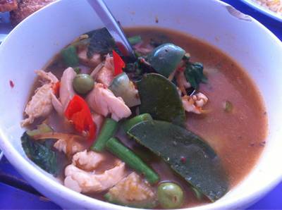 แกงป่าไก่ ที่ ร้านอาหาร โรจน์ ซีฟู้ด