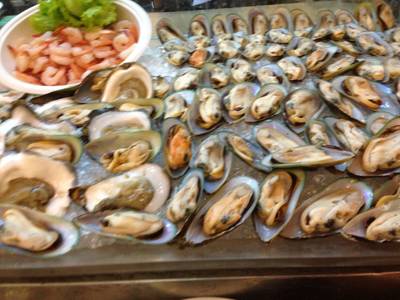 หอย กุ้ง ที่ ร้านอาหาร The Tawana Bangkok