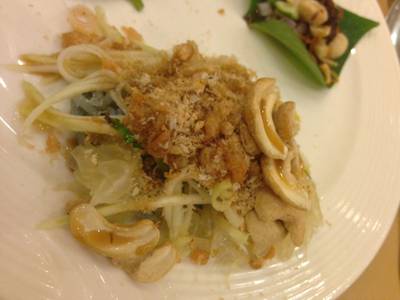 ยำส้มโอ เมี่ยงคำ ที่ ร้านอาหาร The Tawana Bangkok