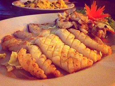 หมึกย่าง 300฿ สั่งทุกครั้งที่มา น้ำจิ้มอร่อยสวดยอด ที่ ร้านอาหาร ชาวฟ้าทะเลคราม