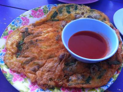 ไข่เจียวหอยนางรม ที่ ร้านอาหาร โรจน์ ซีฟู้ด