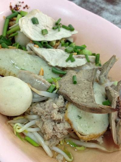 เล็กแห้ง ที่ ร้านอาหาร รุ่งเรือง ก๋วยเตี๋ยวหมู