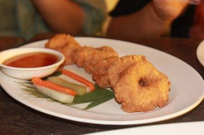 ทอดมันกุ้ง แห้งๆ อร่อยดีค่ะ ที่ ร้านอาหาร ระเบียงทะเล