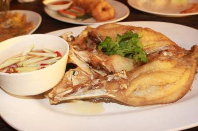 ปลากระพงทอดน้ำปลา เมนูของโปรดค่ะ ชอบจัง ที่ ร้านอาหาร ระเบียงทะเล