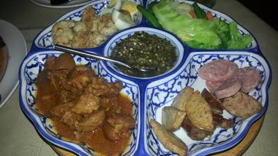 ออเดิร์ฟเมืองค่ะ เพียบเลยเหมาะสำหรับ 3คนนะเราว่า ที่ ร้านอาหาร Furama Hotel