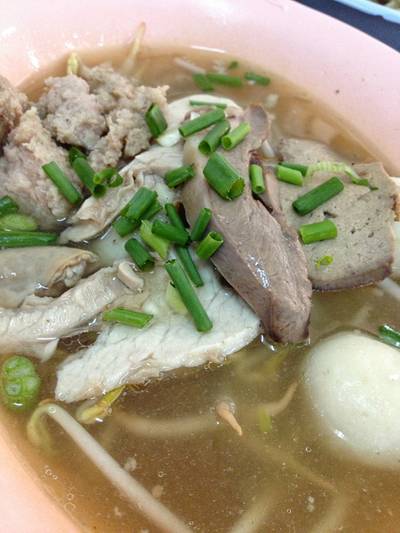 เล็กน้ำ ที่ ร้านอาหาร รุ่งเรือง ก๋วยเตี๋ยวหมู