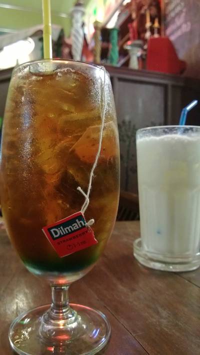 Strawberry tea with Blue Curaçao ที่ ร้านอาหาร Slove U