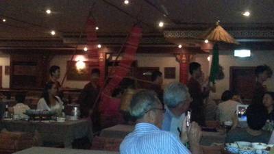 ประมาณ 2ทุ่มครึ่งจะมีขบวนเดินผ่านเพื่อไปโชว์บนเวทีค่ะ ที่ ร้านอาหาร ขันโตก พาเลซ