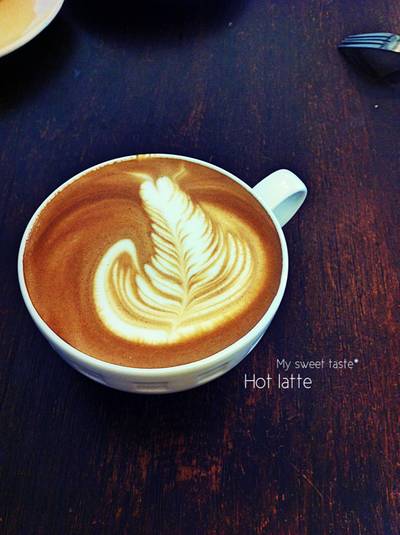 ตอนรับเช้าวันใหม่ด้วยลาเต้ร้อนหอมๆ ชอบที่สุดเลยค่ะ <3 ที่ ร้านอาหาร ณ coffee