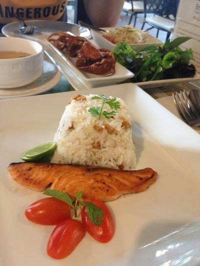 ข้าวผัดกากหมู ปลาแซลมอน ที่ ร้านอาหาร W by Wanlamun