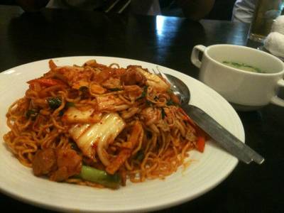 ราเมงผัดกิมจิ ที่ ร้านอาหาร Sendai Ramen Mokori สีลม