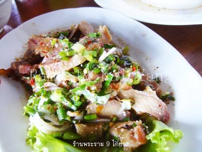 น้ำตกคอหมูย่าง ที่ ร้านอาหาร พระราม 9 ไก่ย่าง