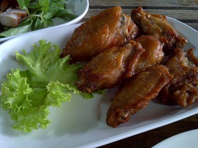 ปีกไก่ทอด ที่ ร้านอาหาร ไร่กล้วยคอหมูย่าง