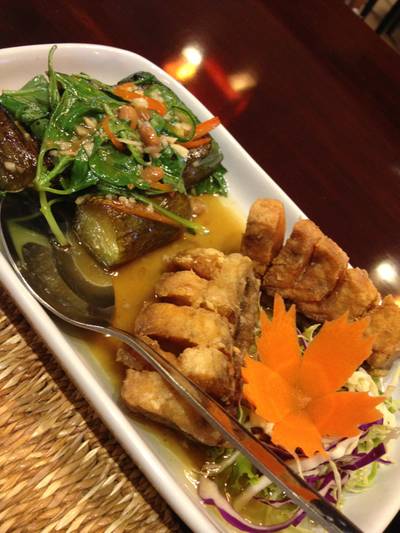 ปลาราชบุรีทอดมะเขือยาวผัด ที่ ร้านอาหาร พันโคม