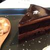Sea Salt Caramel Chocolate Cake ที่ ร้านอาหาร Greyhound Café Central ชิดลม